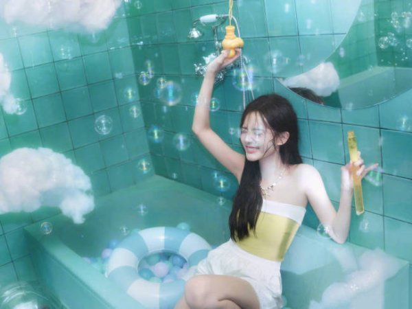 大赢家 李一桐穿抹胸身材纤细窈窕 湿发造型又纯又欲