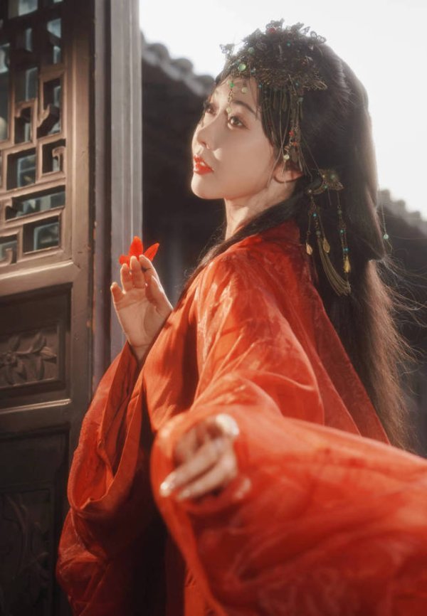 忠泰策略 宣璐穿红衣宛如神女降临 逆光回眸眼神充满破碎感