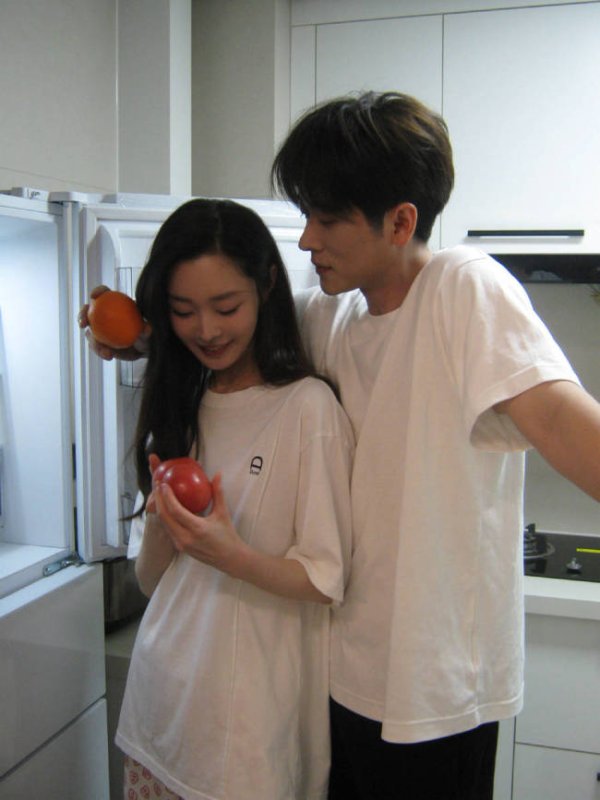 驰赢策略 宋轶与丞磊合照曝光！二人互动有爱极像居家小情侣